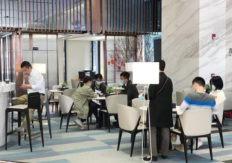 意向客戶現(xiàn)場咨詢。.jpg 意向客戶現(xiàn)場咨詢。.jpg