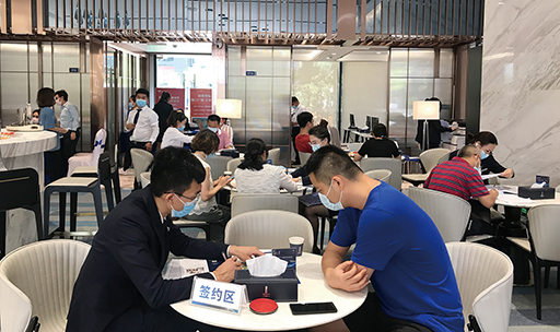 現(xiàn)場(chǎng)看樓、選房、簽約客戶絡(luò)繹不絕,井然有序,紛紛搶購(gòu)首批帶裝修高層新品。.jpg 現(xiàn)場(chǎng)看樓、選房、簽約客戶絡(luò)繹不絕,井然有序,紛紛搶購(gòu)首批帶裝修高層新品。.jpg